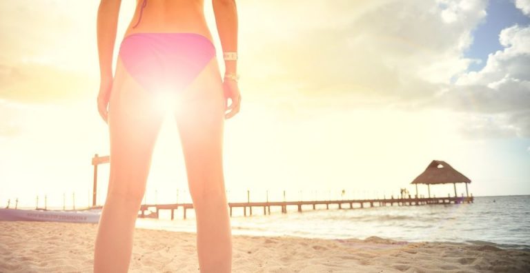 Les kilos en trop : source de stress pour un bronzage à la plage