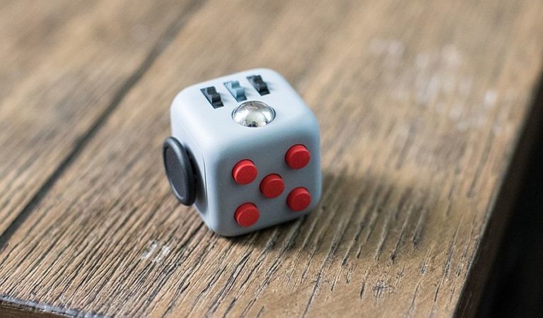 Découvrez le Fidget Cube, un gadget anti-stress efficace