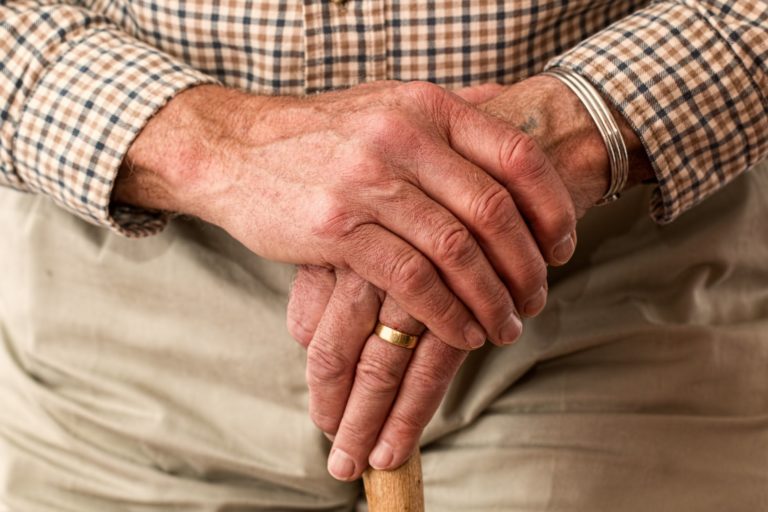 Comment commencer à pratiquer le yoga après 50 ans ?