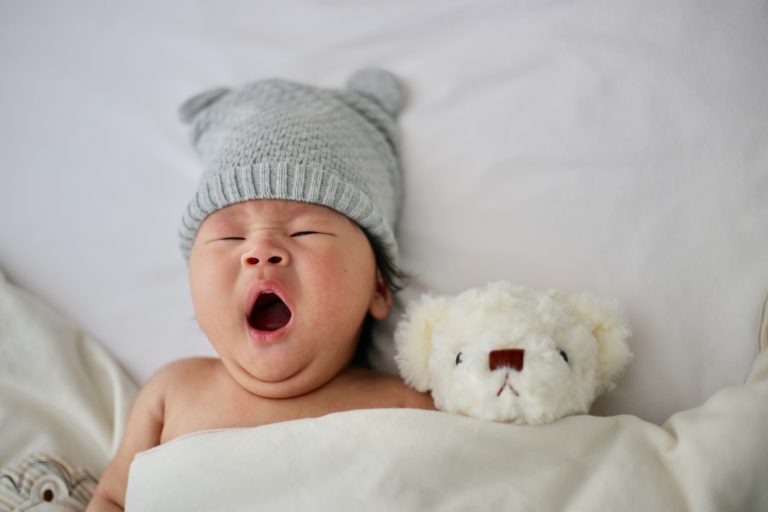 Faut-il s’inquiéter si votre bébé dort la bouche ouverte ?