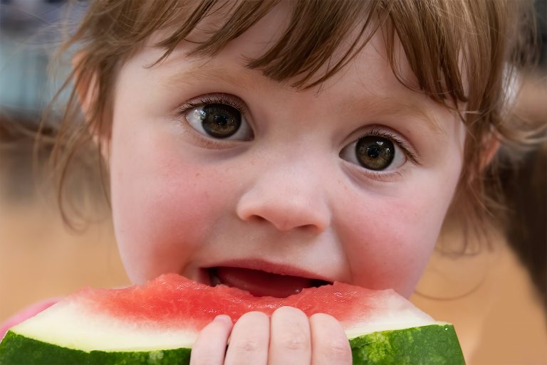 Les enfants mangeant plus de fruits et de légumes signalent une meilleure santé mentale