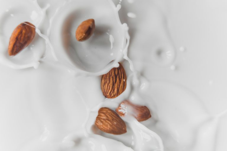 9 bienfaits pour la santé du lait d’amande fondés sur la science