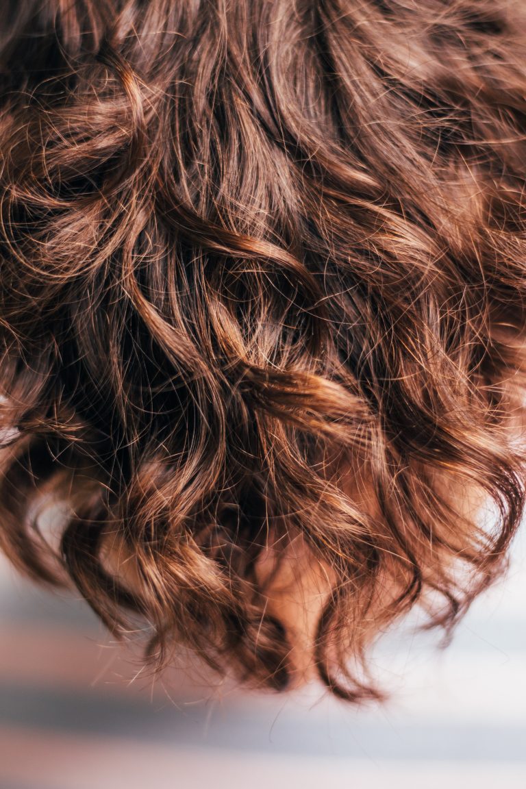 Différents types de cheveux pour hommes : comment identifier, entretenir et coiffer.