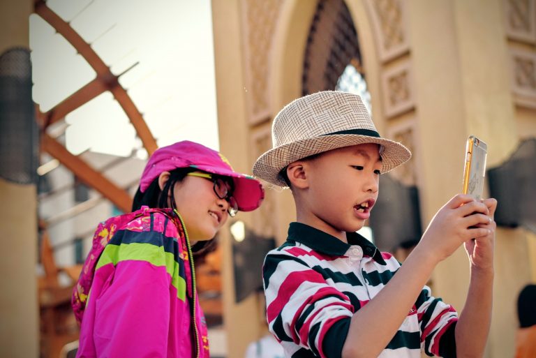 Comment réduire le temps passé devant un écran que vos enfants ont accumulé pendant la pandémie de COVID-19