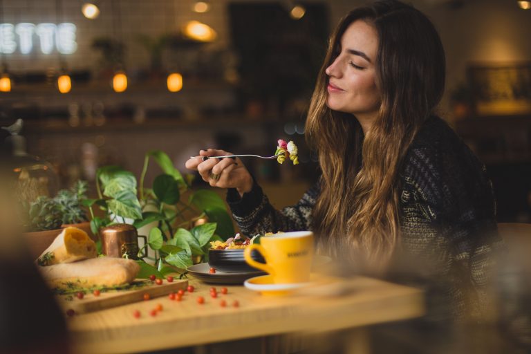 Avoir faim après avoir mangé : pourquoi cela se produit et que faire