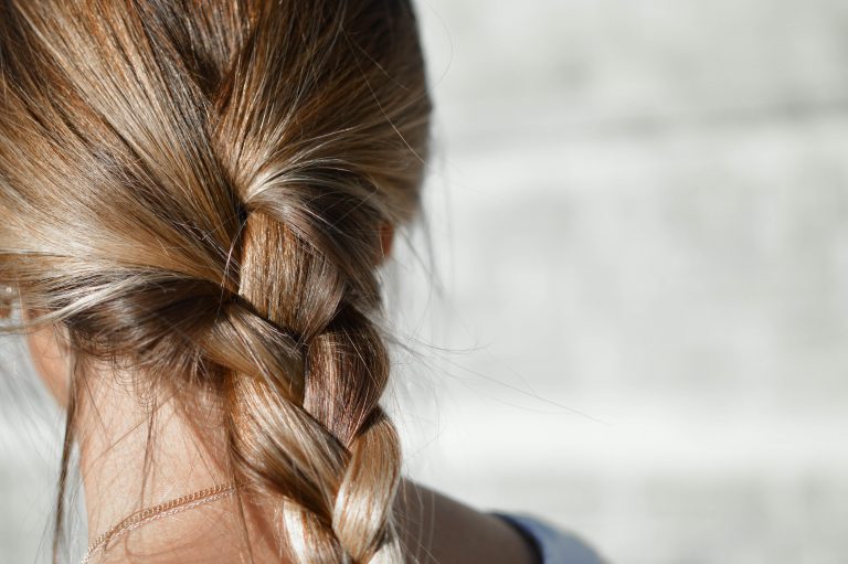 Avantages de l’huilage des cheveux, choix de l’huile et comment le faire