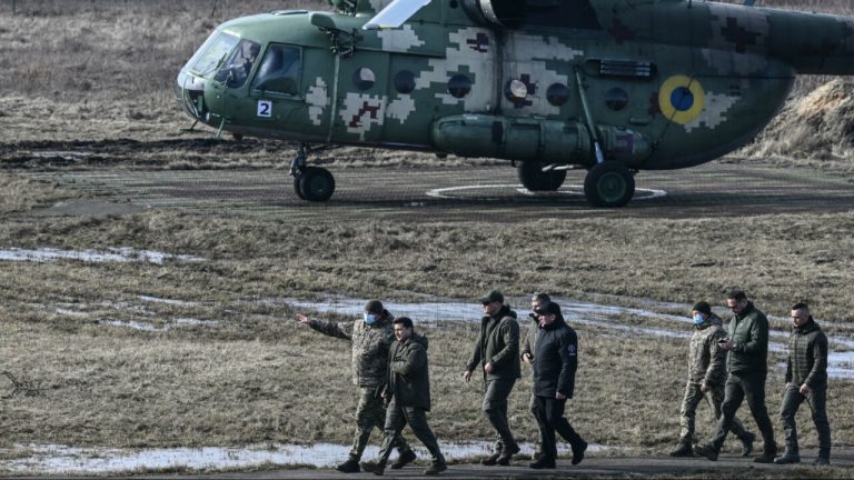La Russie annonce le retrait des troupes des frontières ukrainiennes : ce que cela signifie