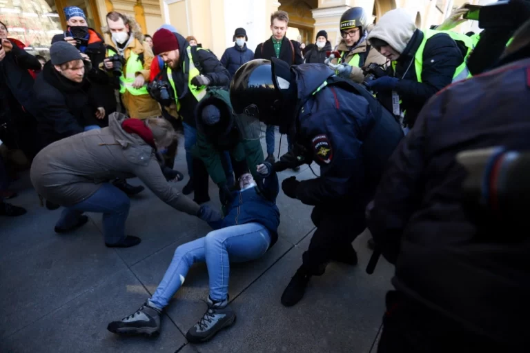 Plus de 2 000 personnes arrêtées lors de manifestations anti-guerre en Russie