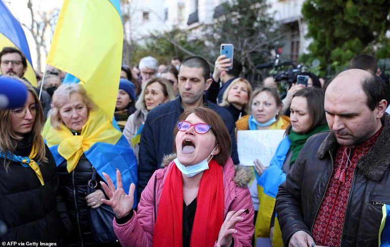 Des manifestants du monde entier descendent dans la rue contre l’agression russe en Ukraine