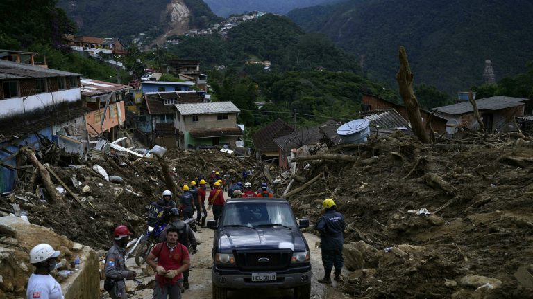 Brésil : le bilan des intempéries à Petropolis s’alourdit et dépasse les 180 morts