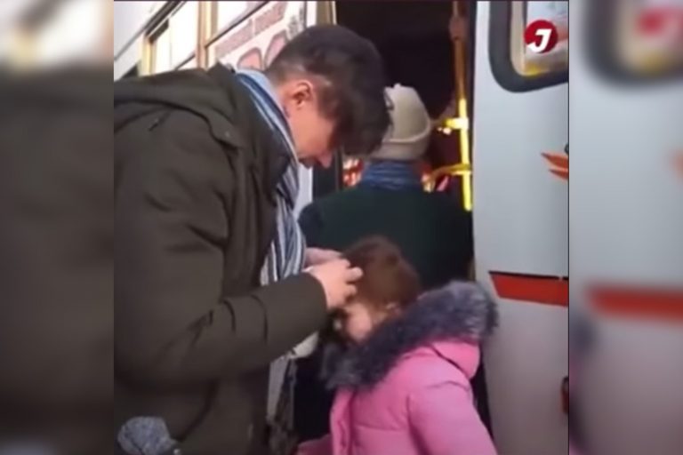 Une vidéo virale montrerait un père ukrainien brisé disant au revoir à sa fille