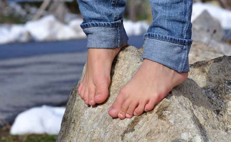 Marcher pieds nus : un plaisir naturel excellent pour la santé