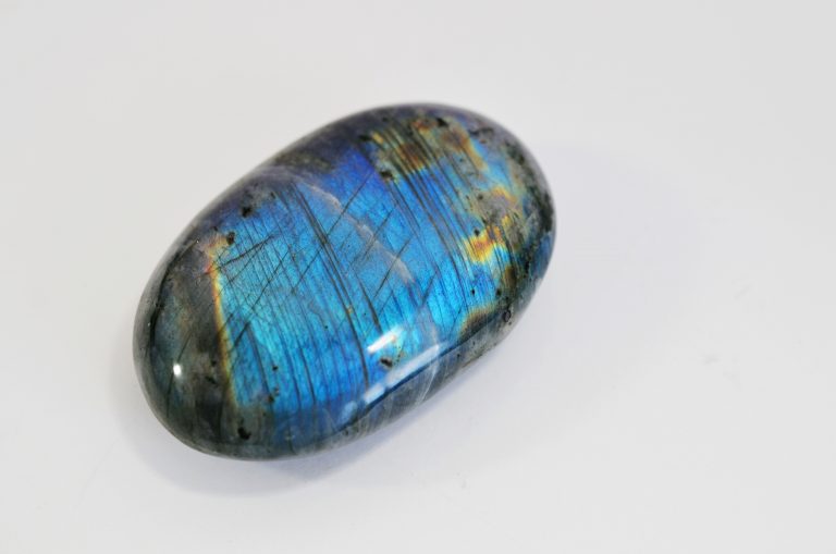 La labradorite : puissante pierre de protection et d’évolution spirituelle