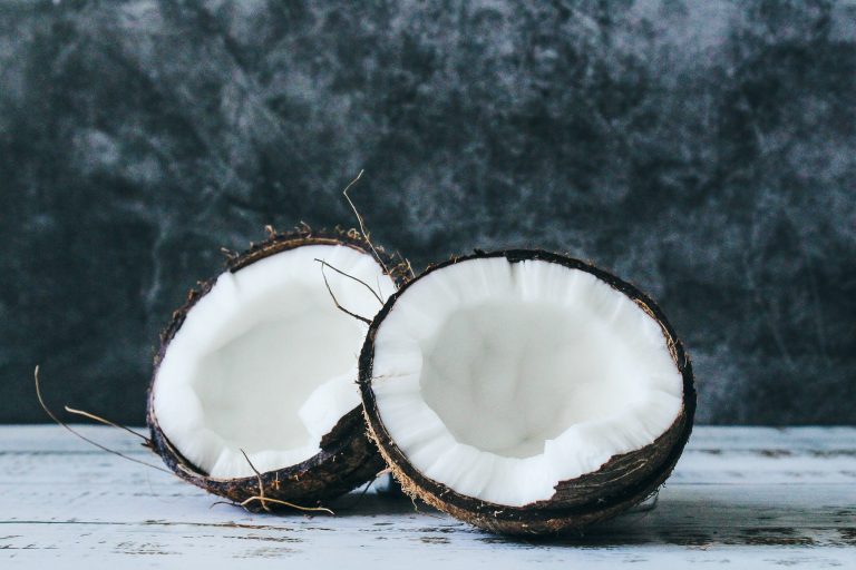 L’huile de coco : 10 utilisations et bienfaits pour la santé et beauté