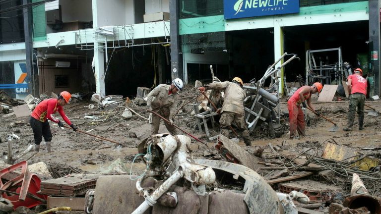 « Méga opération de nettoyage » dans la ville de Brazil après que la tempête a tué plus de 160 personnes