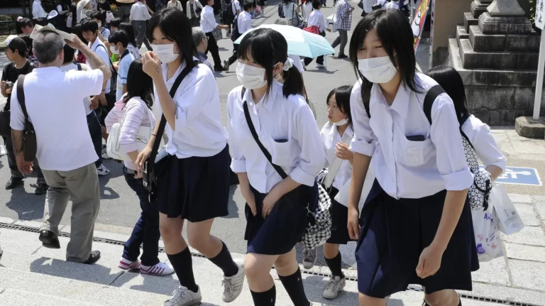 Cheveux noirs, sous-vêtements blancs : une bataille reprend sur les règles de l’école au Japon