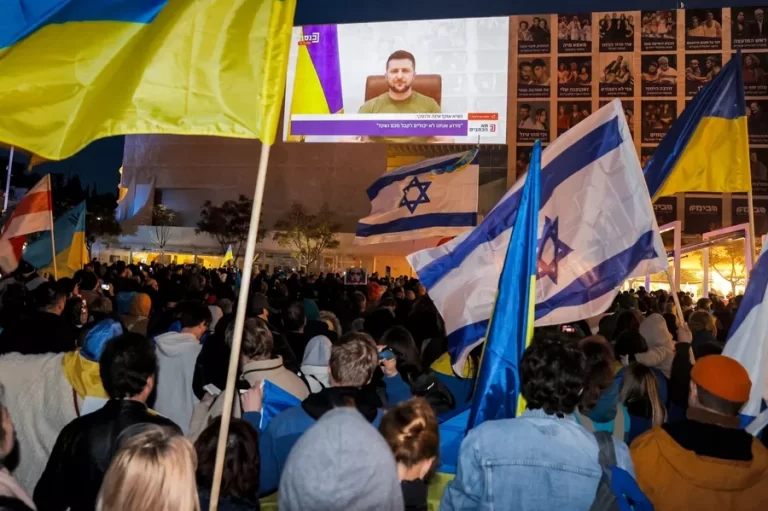 Zelenskyy compare l’invasion de la Russie à l’Holocauste dans un appel au soutien d’Israël