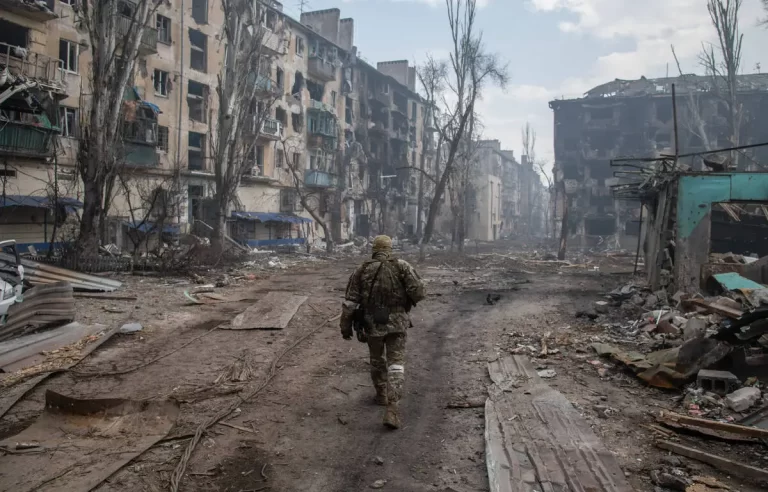 Des équipes de volontaires ont récupéré des cadavres dans les ruines après que Moscou y ait déclaré la victoire