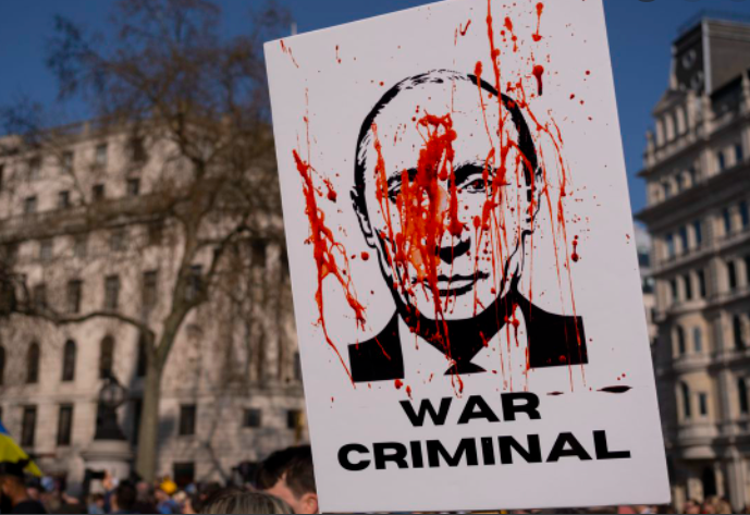 Biden dit que Poutine devrait être jugé pour crimes de guerre pour des atrocités présumées en Ukraine