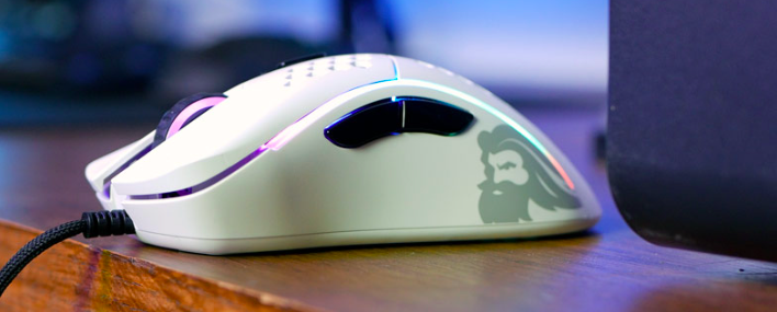 La nouvelle souris poids plume de Glorious vous permet de choisir la forme de ses boutons latéraux