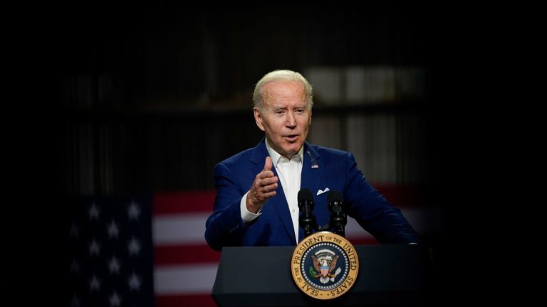 Biden s’en prend à l’assaut du GOP sur Disney: « Ils s’en prennent à Mickey Mouse »