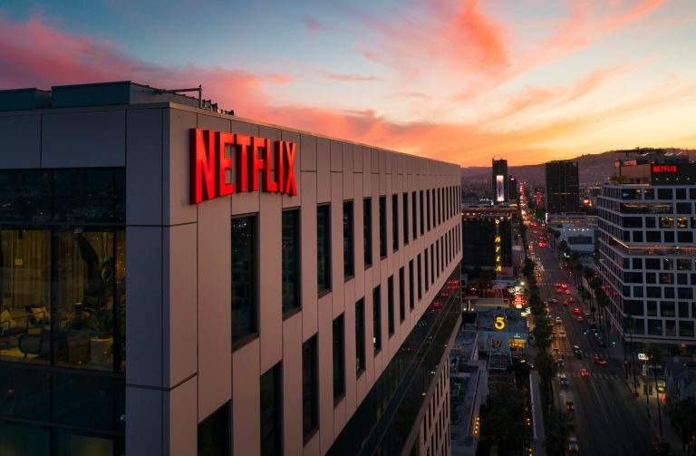 Les actions de Netflix plongent lors de la première perte d’abonnés en une décennie