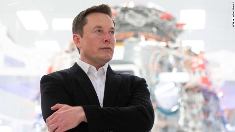 Il semble que le chef de l’espace russe Dmitri Rogozine envoie des menaces de mort à Elon Musk