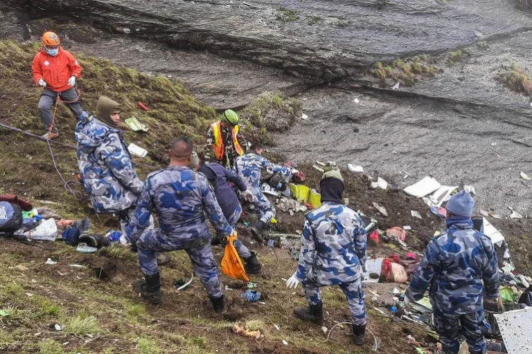 Un acteur en herbe et des touristes parmi les 22 tués dans un accident d’avion au Népal