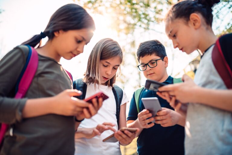 Les enfants de 12 ans consomment plus de 8 heures de médias par jour : ce que les parents peuvent faire