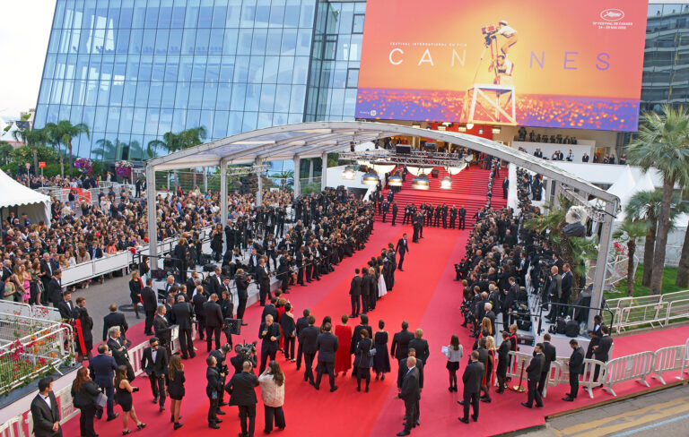 Cannes déroule le tapis rouge pour célébrer les films et soutenir la guerre en Ukraine