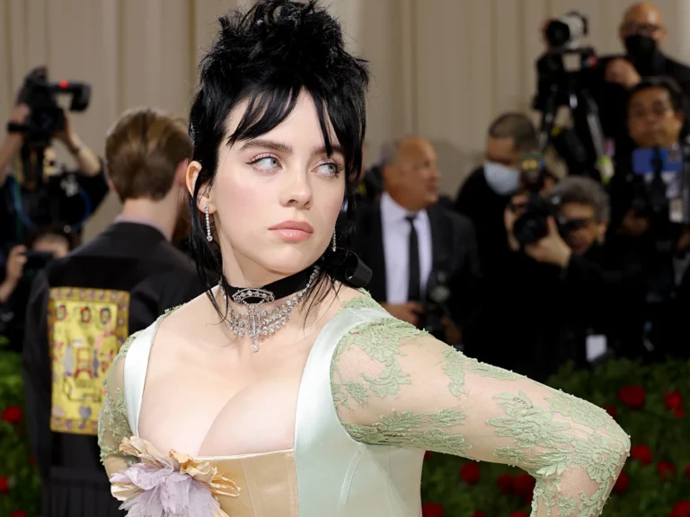 Billie Eilish s’est confiée à David Letterman sur son syndrome de Tourette