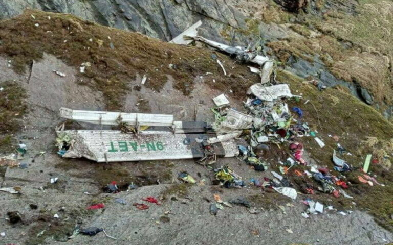 Vingt victimes retrouvées après le crash aérien au Népal, les espoirs s’estompent pour deux disparus Vingt victimes retrouvées après le crash aérien au Népal, les espoirs s’estompent pour deux disparus