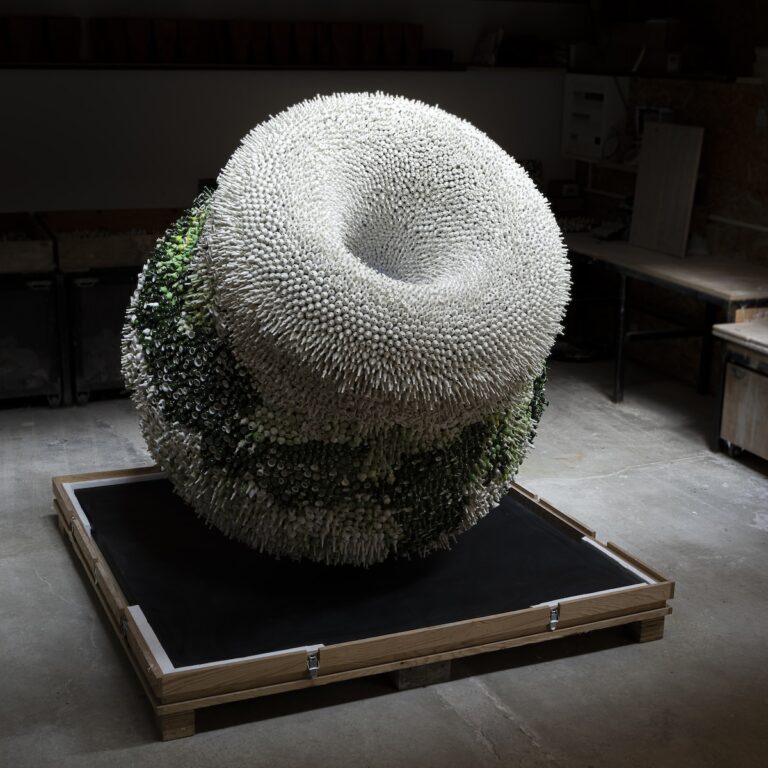 La sculpture géante est composée de 70 000 vases en céramique fabriqués à la main