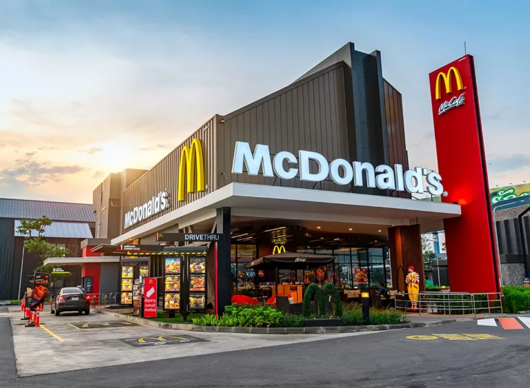 McDonald’s vend ses activités russes et essaie de garder les travailleurs
