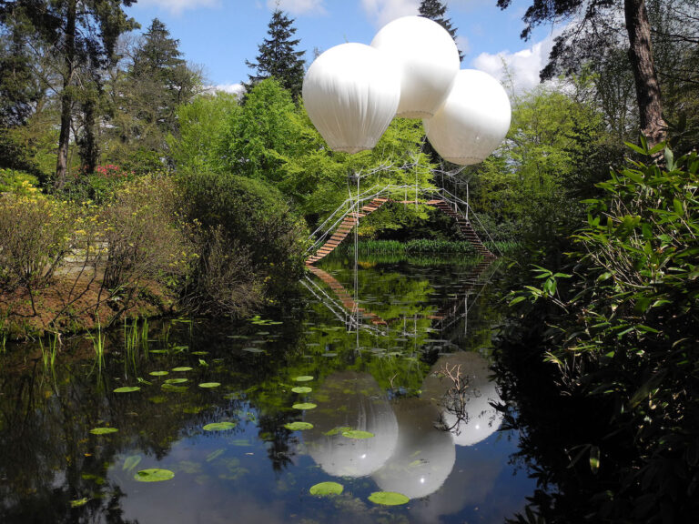 Un artiste français crée des ponts en carton suspendus par des ballons