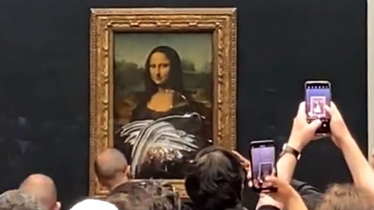 Mona Lisa: un homme déguisé en vieille dame jette un gâteau avec de la crème sur la Joconde