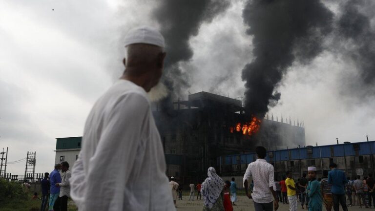 Un incendie déchire un dépôt de conteneurs au Bangladesh tuant 49 personnes et en blessant des centaines