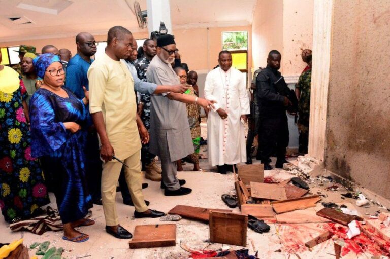 « Ils n’ont jamais manqué la messe. » Une femme perd ses deux parents dans l’attaque d’une église au Nigeria qui a fait des dizaines de morts