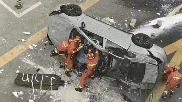 Deux morts alors que la voiture électrique Nio tombe du bureau du troisième étage à Shanghai