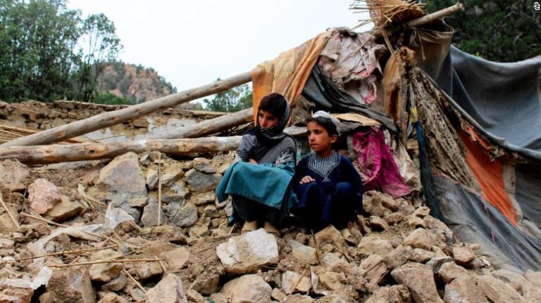 L’Afghanistan sous le choc d’un tremblement de terre meurtrier alors que le pays touché par la crise se bat pour obtenir de l’aide