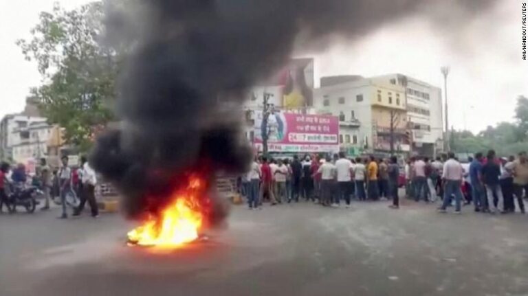 Un meurtre brutal filmé attise les tensions religieuses en Inde