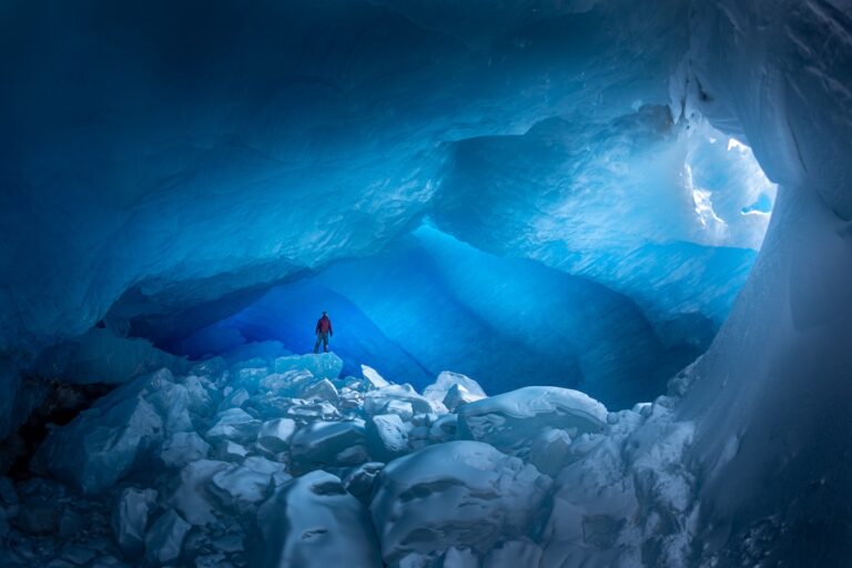 Un photographe se rend dans des grottes de glace cachées dans les Rocheuses canadiennes