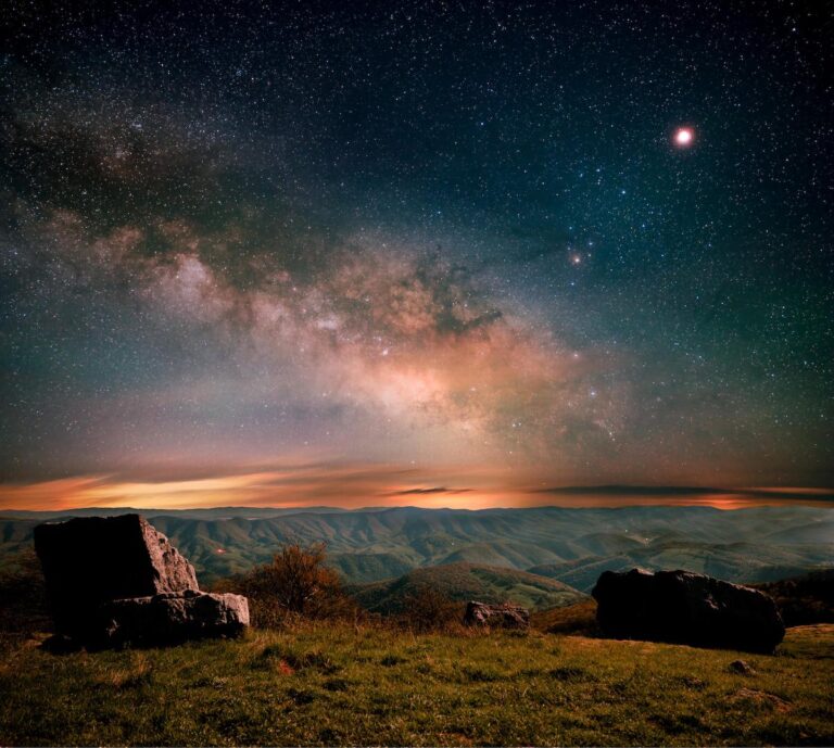 Une photo spectaculaire capture une éclipse lunaire totale et une voie lactée dans une scène d’un autre monde