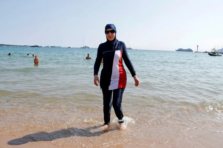 La France interdit les maillots de bain burkini pour des raisons religieuses