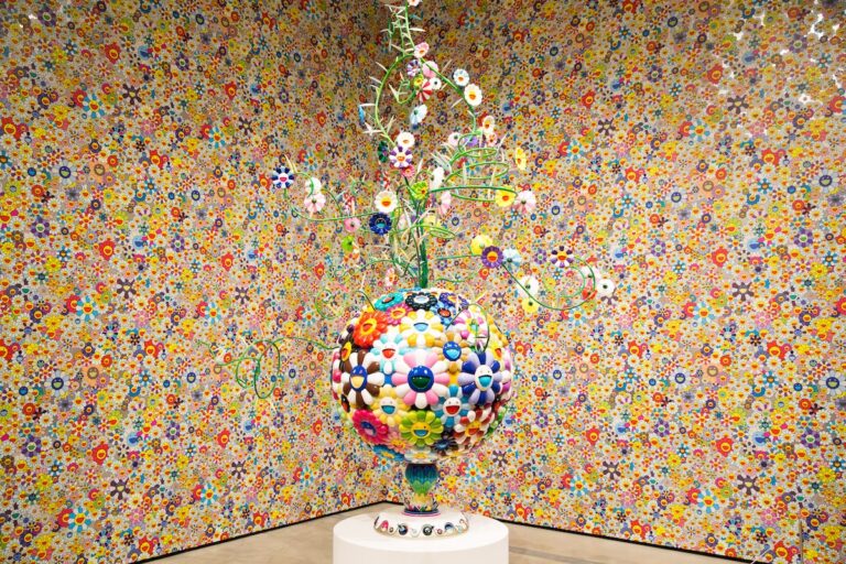 La nouvelle exposition des œuvres de Takashi Murakami met en valeur son génie dans une variété d’art