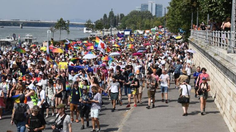 Des milliers de personnes se joignent à la marche des fiertés de Budapest sous une chaleur étouffante Des milliers de personnes se joignent à la marche des fiertés de Budapest sous une chaleur étouffante