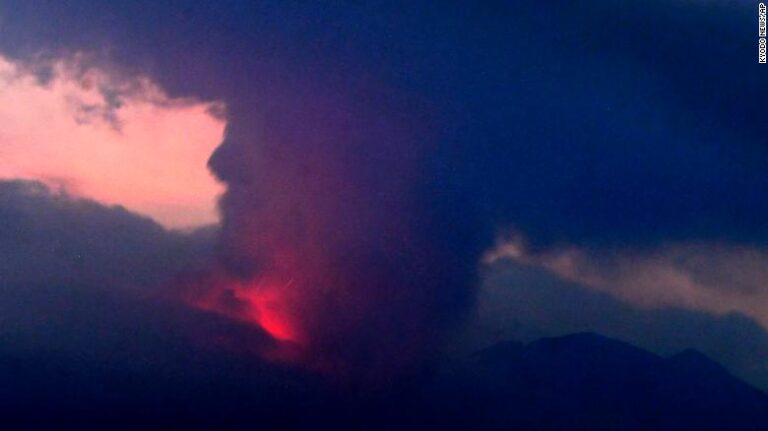 Le volcan japonais Sakurajima entre en éruption, déclenchant la plus haute alerte