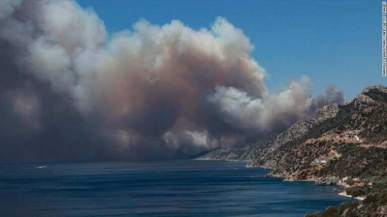 La Grèce combat un incendie qui a forcé des centaines de personnes à évacuer sur l&rsquo;île de Lesbos
