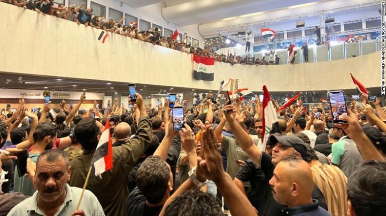 Des manifestants irakiens font irruption au Parlement pour dénoncer la nomination du nouveau Premier ministre