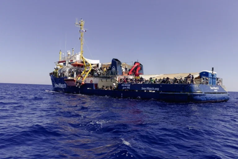 Des navires méditerranéens récupèrent 5 corps et sauvent plus de 1 100 réfugiés Des navires méditerranéens récupèrent 5 corps et sauvent plus de 1 100 réfugiés